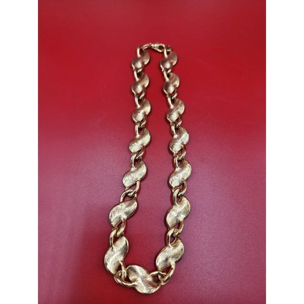 Vintage Gold Tone Textured Link Necklace Leaf Swirl Design Retro Statement Chain